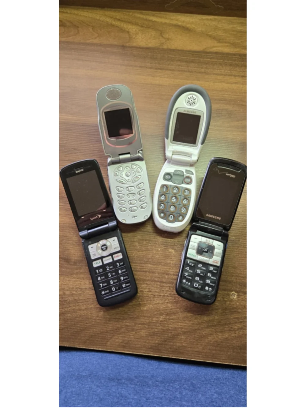 Vintage Lot of 4 Different Old Flip Cellphones Samsung, Sanyo, Motorola
